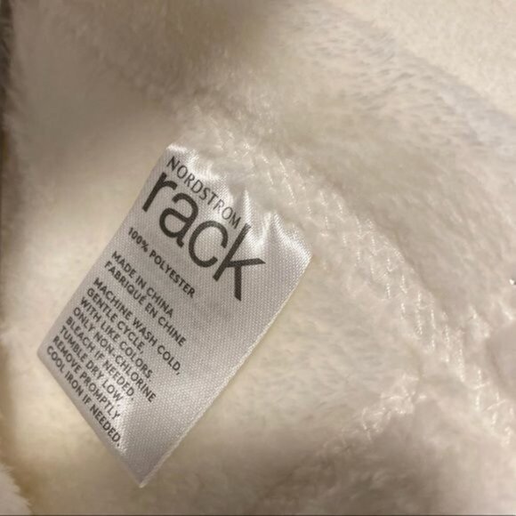 Nordstrom Rack Foil Print Stars Plush Throw Holiday Blanket NWT - 50"x60" - Picture 8 of 8